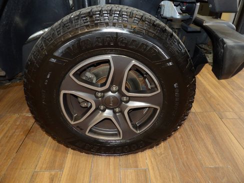 Used 2017 Jeep Wrangler Unlimited Sport w/ Quick Order Package 24S AWD/4WD image 4