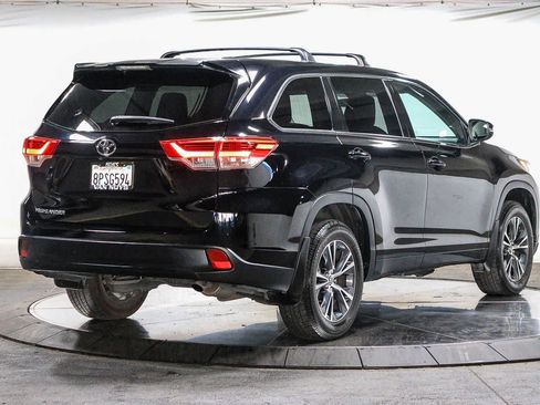 Used 2018 Toyota Highlander LE w/ Carpet Mat Package (TMS) FWD image 4