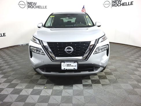 Used 2023 Nissan Rogue SV image 2
