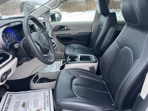 Used 2024 Chrysler Pacifica Touring-L image 20