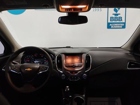 Used 2017 Chevrolet Cruze LT w/ Convenience Package FWD image 11