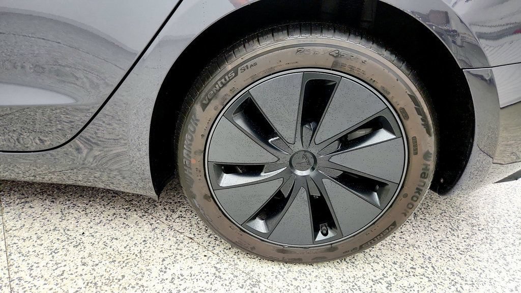 Used 2025 Tesla Model 3 Long Range AWD/4WD image 9
