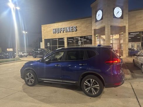 Used 2017 Nissan Rogue SL w/ SL Premium Package image 2