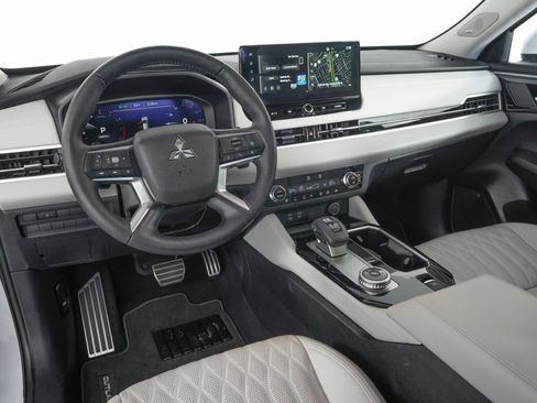 Used 2025 Mitsubishi Outlander SEL image 12