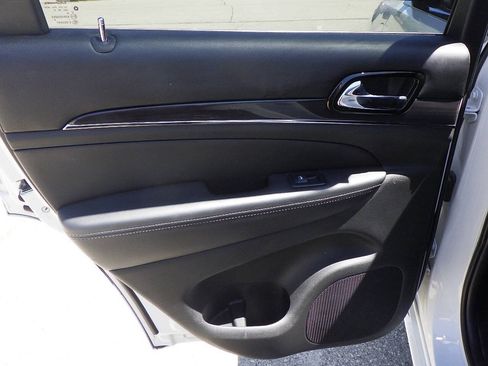 Used 2019 Jeep Grand Cherokee Overland AWD/4WD image 12