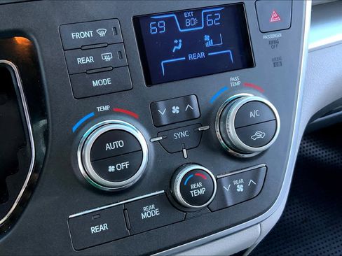 Used 2015 Toyota Sienna LE FWD image 33