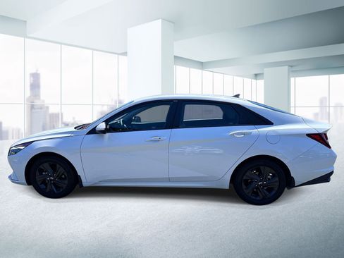 Used 2023 Hyundai Elantra SEL FWD image 2