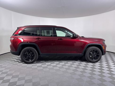 Used 2025 Jeep Grand Cherokee Altitude AWD/4WD image 15