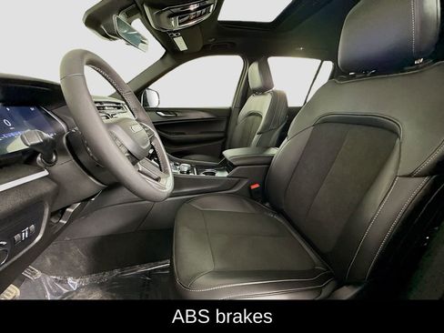 New 2025 Jeep Grand Cherokee Altitude image 10