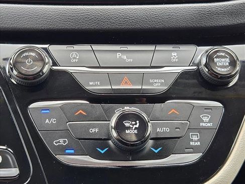 Used 2019 Chrysler Pacifica Touring-L FWD image 15