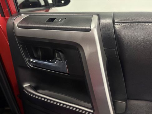 Used 2017 Toyota 4Runner SR5 AWD/4WD image 39