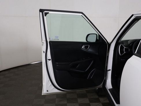 Used 2023 Kia Soul LX w/ LX Technology Package FWD image 16