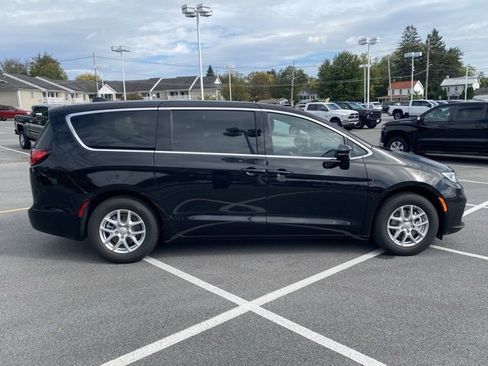 New 2026 Chrysler Pacifica Select image 8