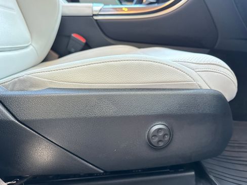 Used 2024 Mercedes-Benz GLC 300 4MATIC image 24