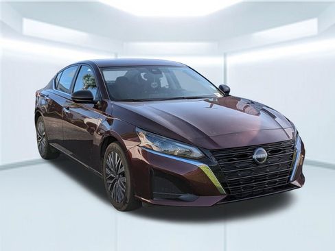 Used 2024 Nissan Altima 2.5 SV FWD image 5