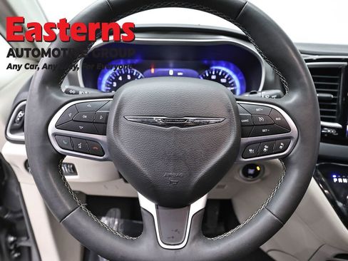Used 2023 Chrysler Pacifica Touring-L FWD image 10