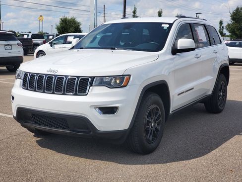 Used 2019 Jeep Grand Cherokee Laredo AWD/4WD image 2