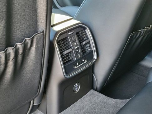 Certified 2025 Porsche Macan image 15