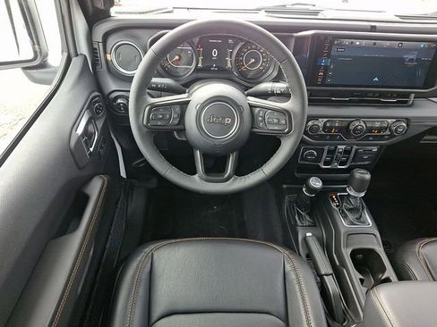 Used 2025 Jeep Gladiator Sport image 11