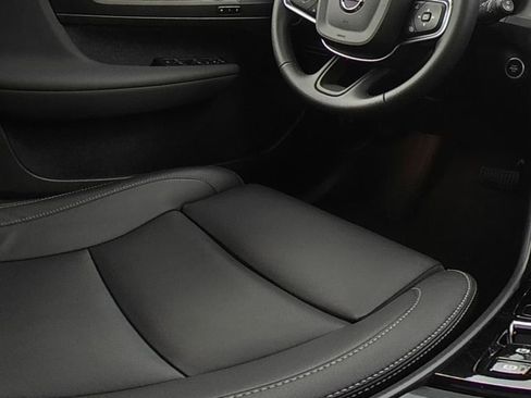 Used 2025 Volvo XC40 B5 Plus image 18