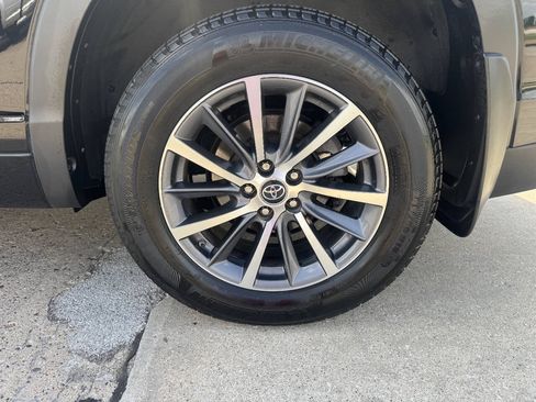 Used 2018 Toyota Highlander XLE AWD/4WD image 9