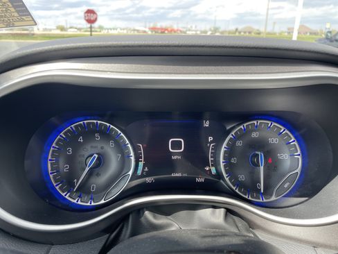 Used 2024 Chrysler Pacifica Touring-L FWD image 11