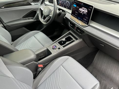 Certified 2026 Volkswagen Tiguan SE w/ Panoramic Sunroof Package FWD image 16