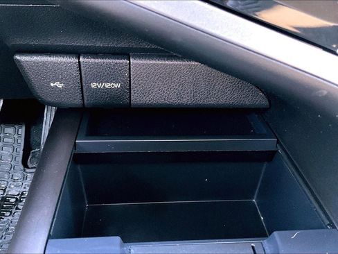 Used 2023 Toyota Camry SE image 28