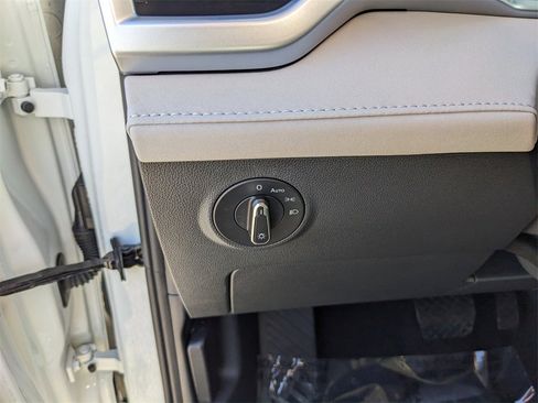 Certified 2025 Volkswagen Taos SE image 26