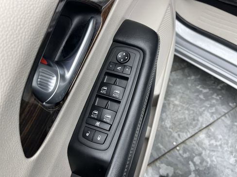 Used 2024 Chrysler Pacifica Limited FWD image 10