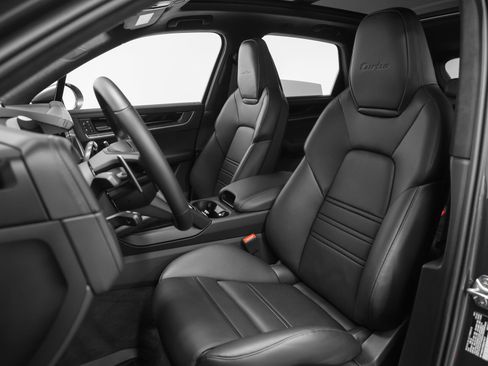 New 2025 Porsche Cayenne Turbo image 5