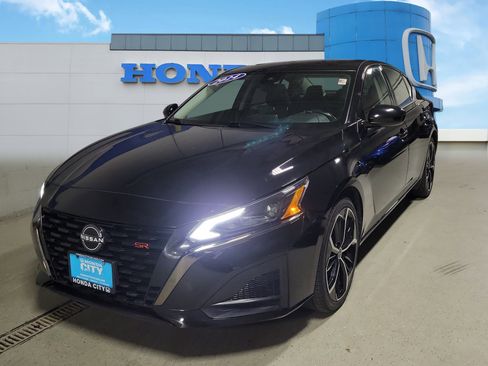 Used 2024 Nissan Altima 2.5 SR FWD image 2