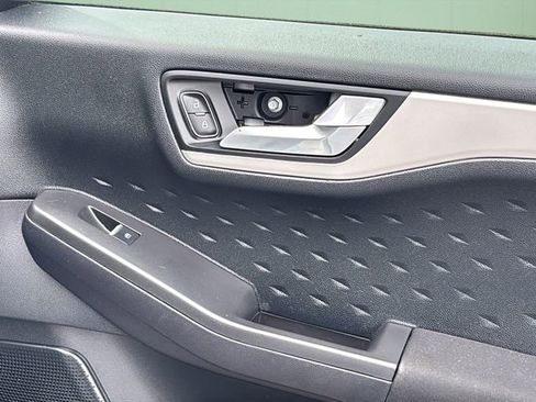 Used 2020 Ford Escape SE image 38