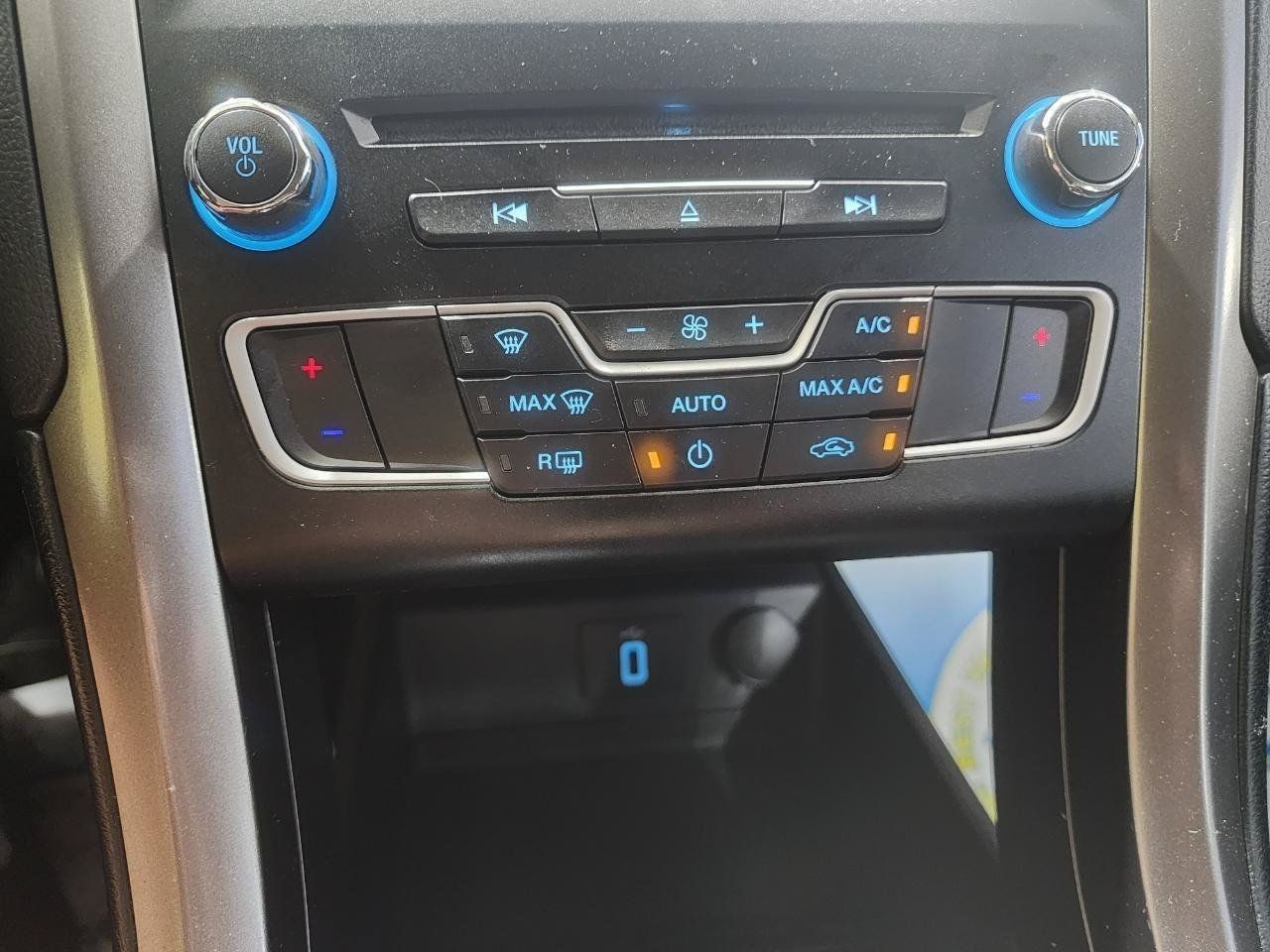Used 2017 Ford Fusion SE w/ Fusion SE Technology Package FWD image 16