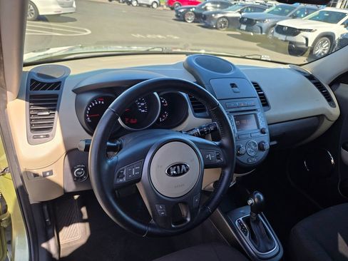 Used 2013 Kia Soul ! FWD image 9