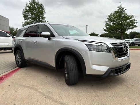 Used 2025 Nissan Pathfinder SV FWD image 3