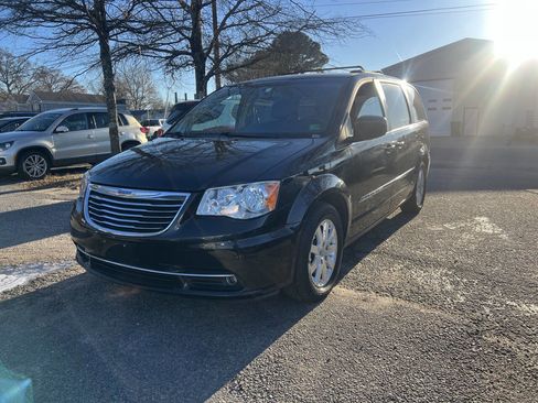 Used 2016 Chrysler Town & Country Touring image 4