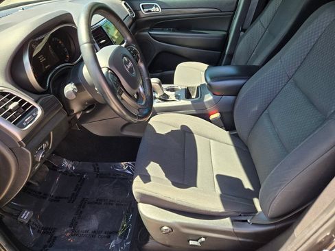 Used 2019 Jeep Grand Cherokee Laredo w/ 18" Wheel & 8.4" Radio Group RWD image 10