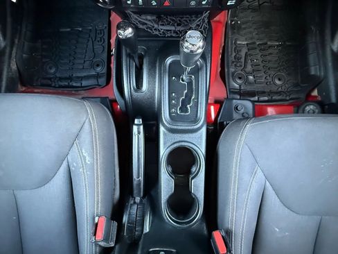 Used 2018 Jeep Wrangler Unlimited Sahara w/ Connectivity Group AWD/4WD image 40