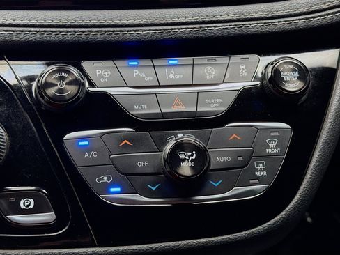 Used 2019 Chrysler Pacifica Limited w/ Advanced Safetytec Group FWD image 10
