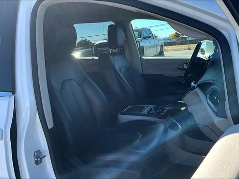 Used 2021 Chrysler Pacifica Touring-L image 10