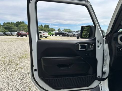 Used 2026 Jeep Wrangler Unlimited Sahara AWD/4WD image 22