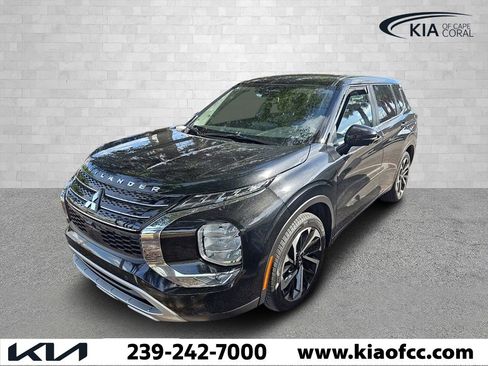 Used 2024 Mitsubishi Outlander SE image 1