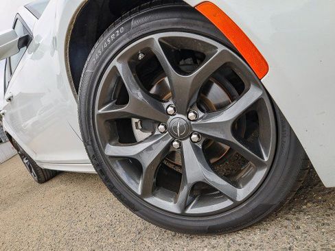 Used 2023 Chrysler 300 Touring L image 2