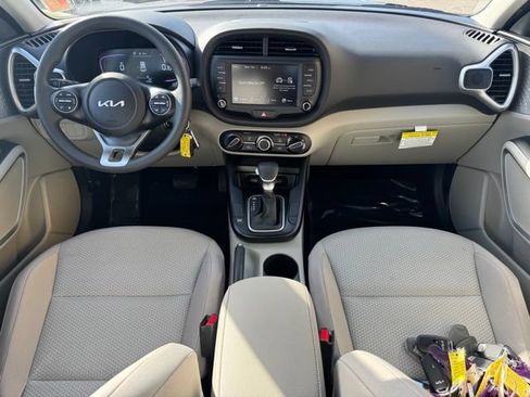 Certified 2025 Kia Soul LX w/ LX Technology Package FWD image 16