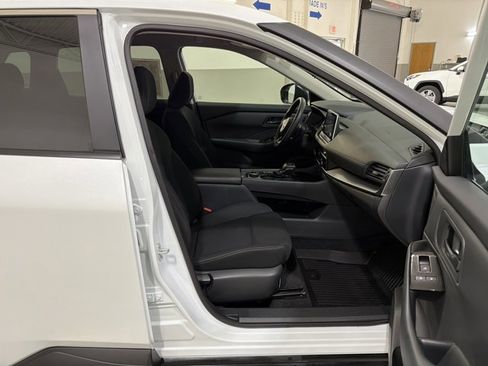 Used 2024 Nissan Rogue S image 36