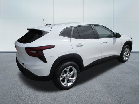 New 2026 Chevrolet Trax LS w/ LS Convenience Package FWD image 5