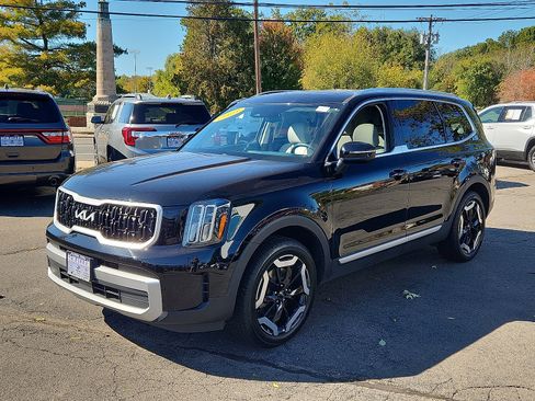 Used 2023 Kia Telluride EX w/ EX Captain's Chair Package image 3
