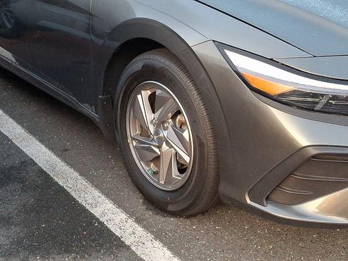 Used 2025 Hyundai Elantra SE FWD image 6