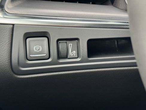 New 2025 Cadillac XT5 Luxury image 30